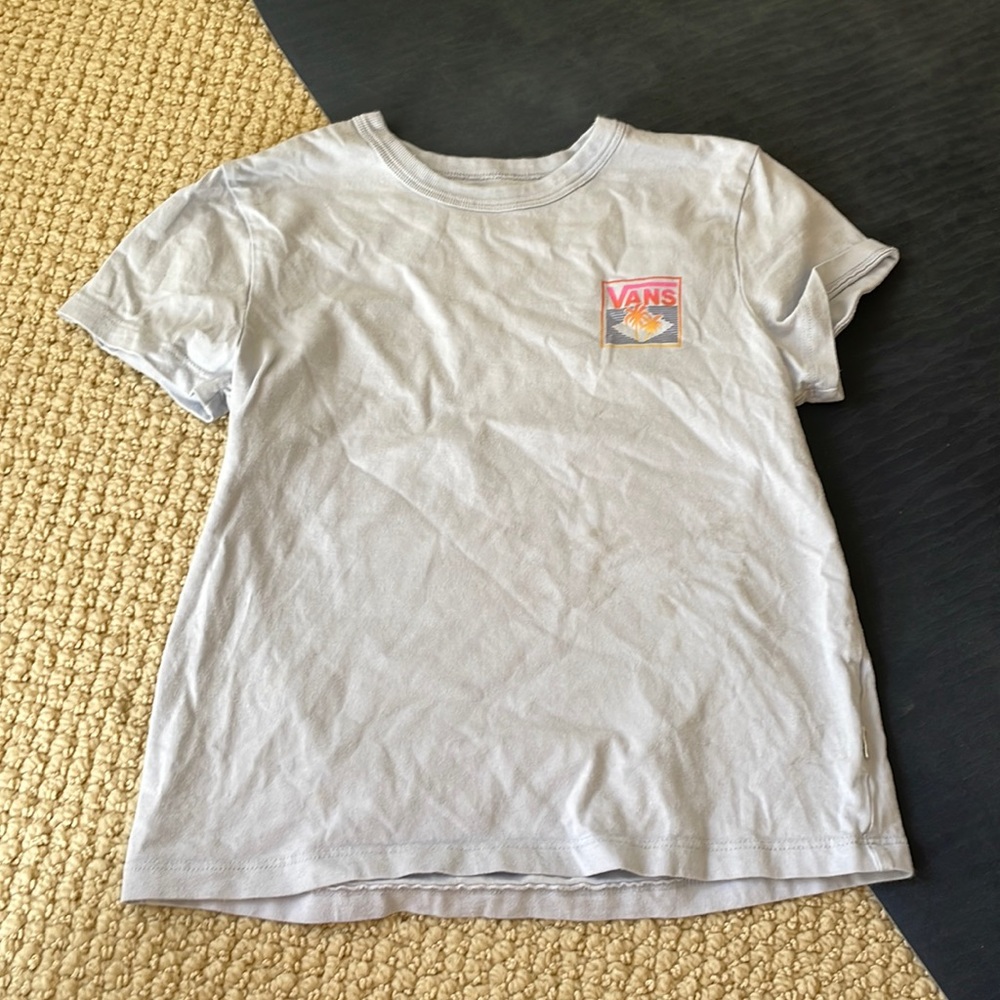 Small stain barley visible on the bottom of the shirt, see photo 5 for reference